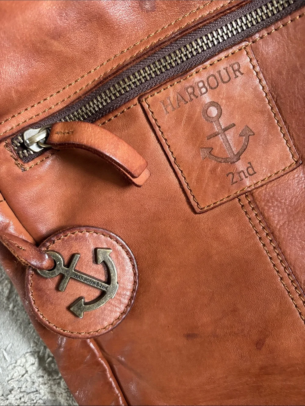 Men's Leather Messenger Bag in Tan Brown - Classic Crossbody